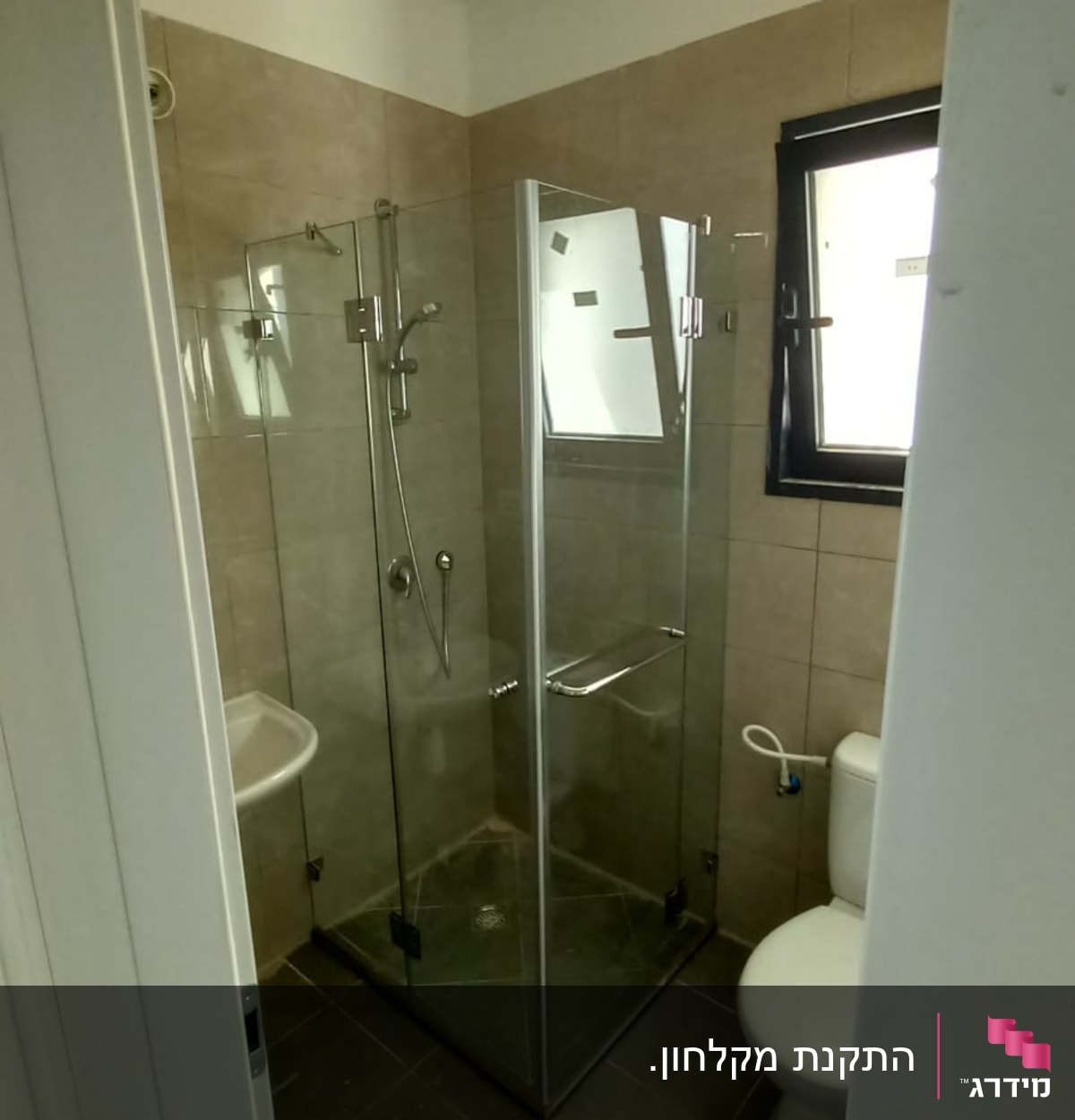 מקלחון זכוכית עם ראש מקלחת וקירות אריחים